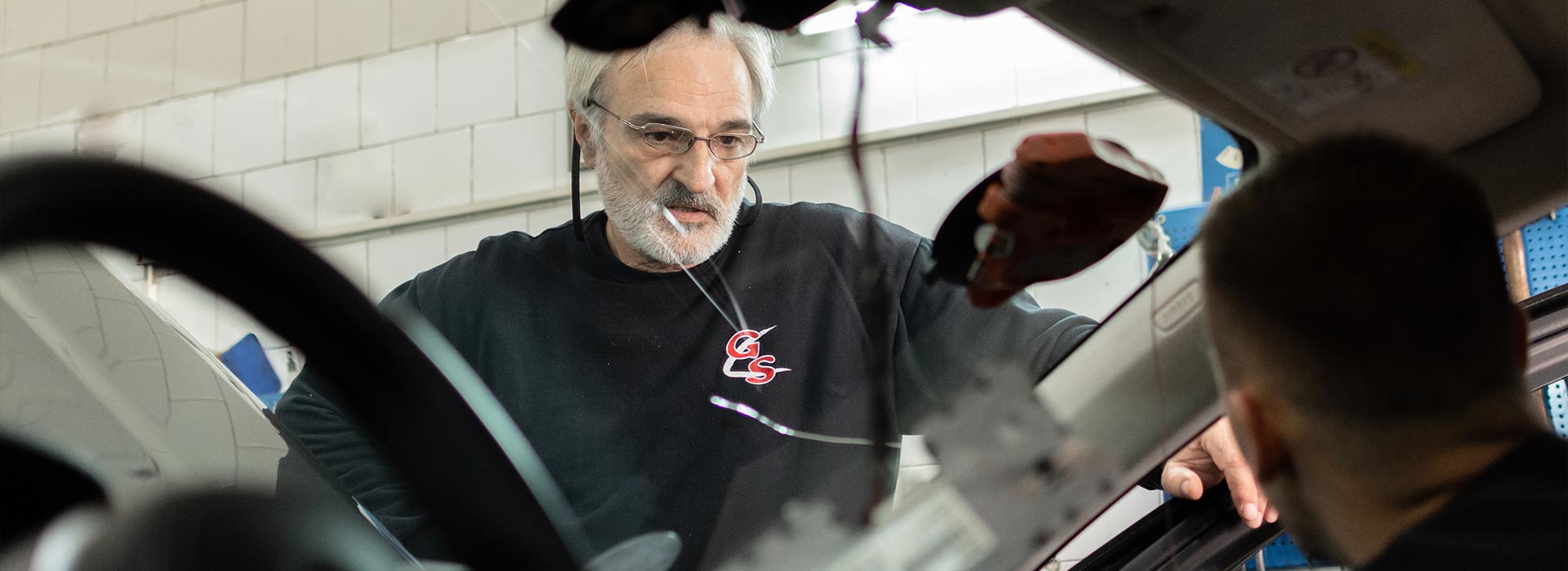 Glass Service Windshield | Let the professionals do the glass replacement